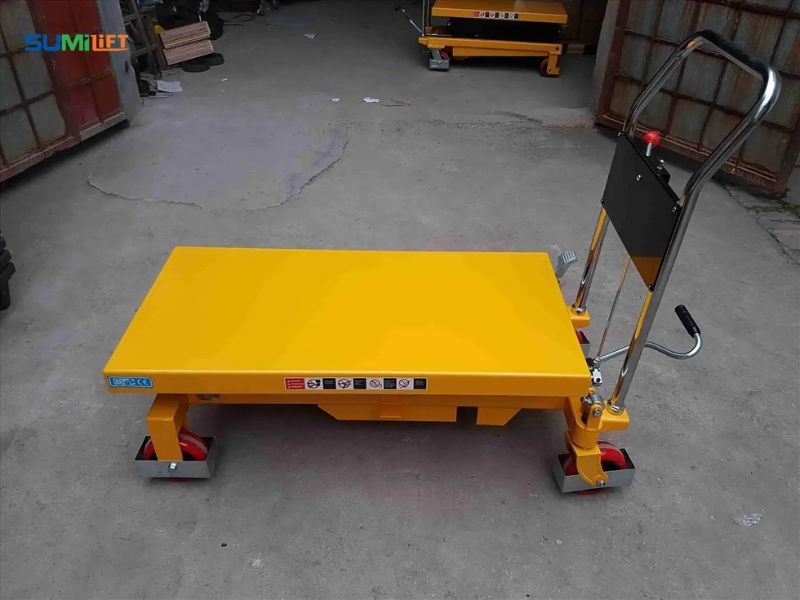 Đặc Điểm Của Xe Nâng Mặt Bàn Tải Trọng Lớn Trong Sản Xuất Công Nghiệp 1 Xe nâng mặt bàn tải trọng lớn đang nâng khuôn mẫu trong nhà xưởng cơ khí