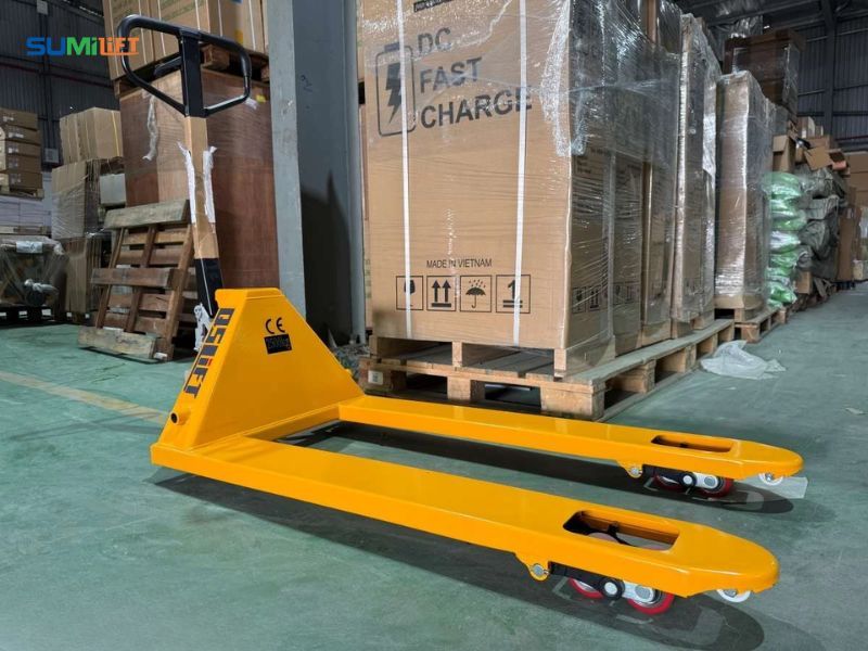 Sử dụng xe nâng tay thấp di chuyển pallet hàng hóa trong không gian nhà xưởng
