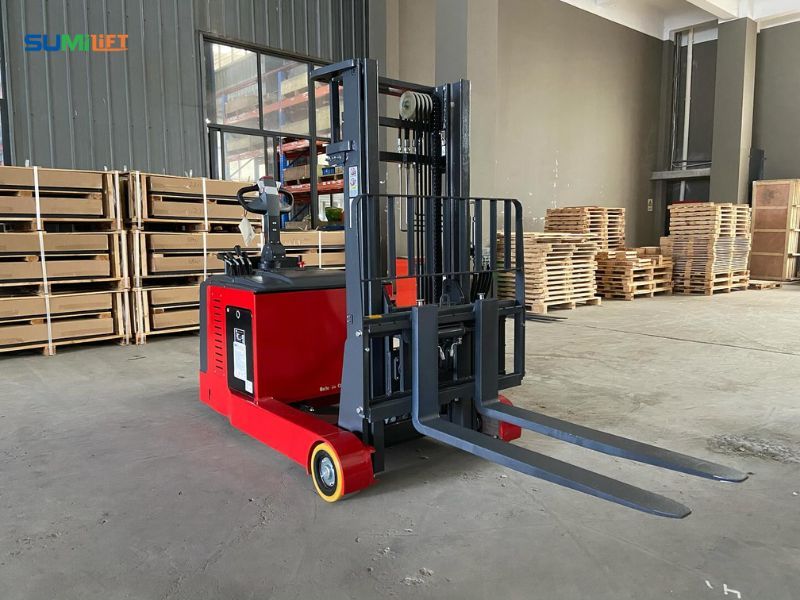 Xe nâng điện sử dụng motor điện và hệ thống thủy lực để vận hành