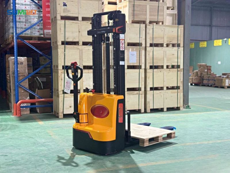 Xe nâng điện có cấu tạo phức tạp hơn so với các dòng xe nâng khác