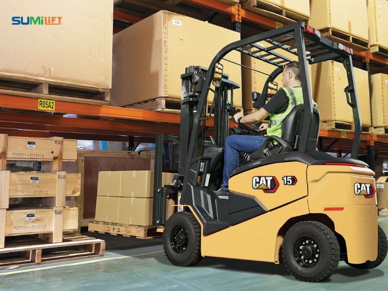Chi phí đầu tư xe nâng điện phụ thuộc vào cấu hình kỹ thuật, công nghệ pin, tải trọng và thương hiệu sản xuất.