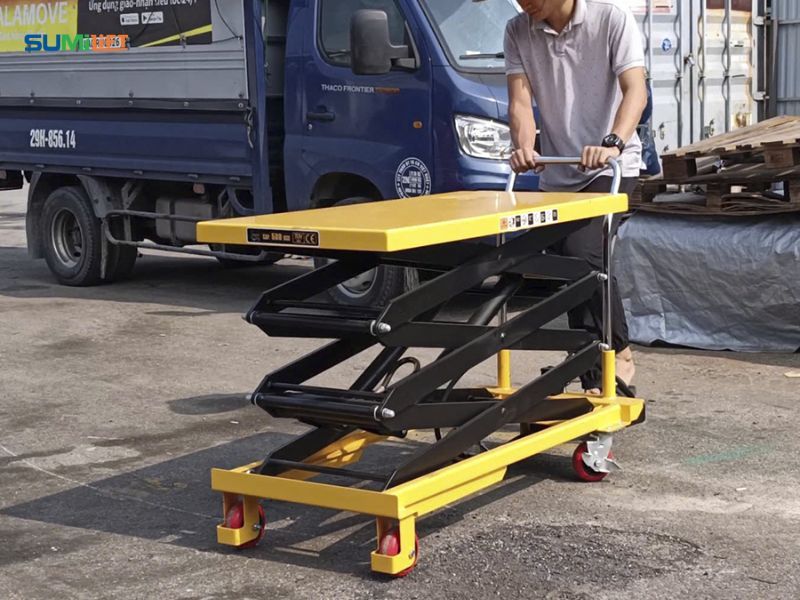 Giá bán của xe nâng mặt bàn phụ thuộc vào nhiều yếu tố như tải trọng, chiều cao nâng, kích thước mặt bàn, thương hiệu và xuất xứ.