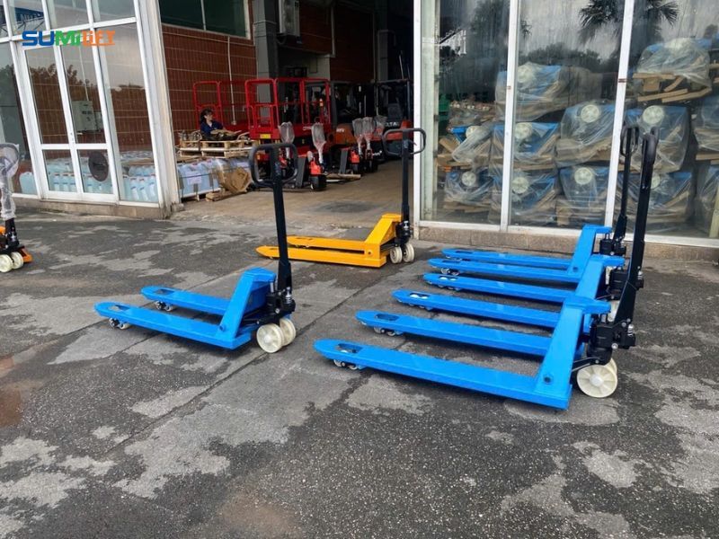 Đối với doanh nghiệp có tần suất vận chuyển pallet thường xuyên nhưng không cần nâng hàng lên cao, xe nâng tay thấp luôn là lựa chọn tối ưu về chi phí và hiệu quả.