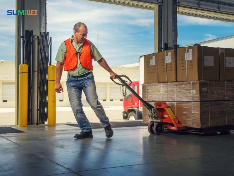 Xe nâng tay thấp dễ vận hành và an toàn khi sử dụng đúng cách