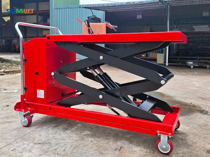 Ứng Dụng Của Bàn Nâng Thủy Lực Trong Ngành Cơ Khí Và Sản Xuất 1 Bàn nâng thủy lực hỗ trợ nâng hạ máy móc trong xưởng cơ khí.