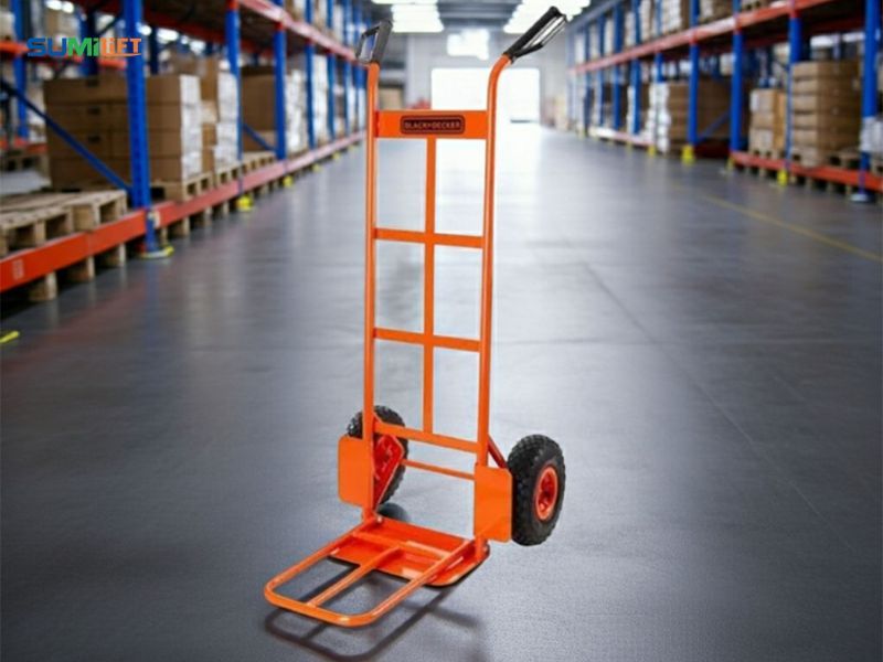 Xe đẩy hàng 2 bánh vận chuyển thùng carton trong kho hàng hiện đại