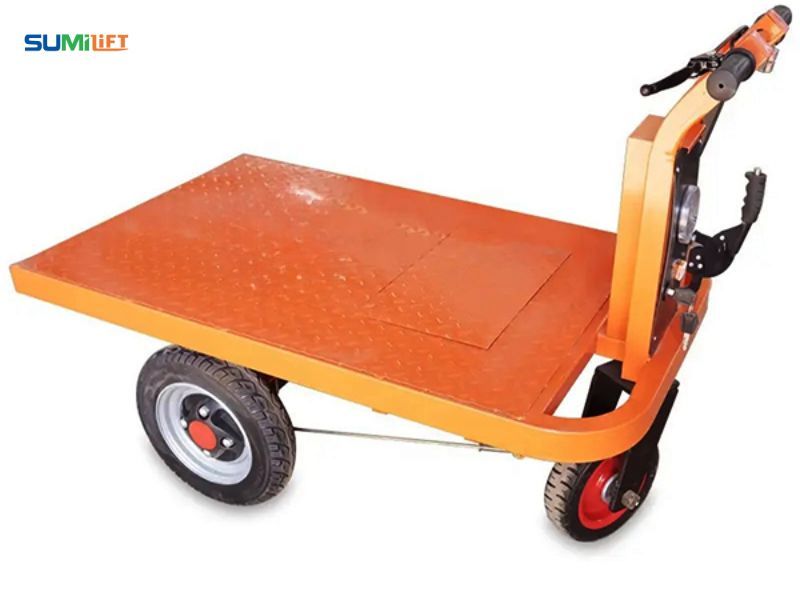 Xe đẩy hàng 3 bánh công nghiệp là thiết bị thường được sử dụng để vận chuyển các kiện hàng có kích thước lớn.