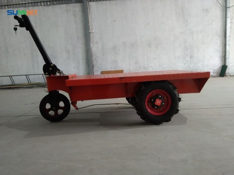Xe đẩy hàng 3 bánh vận chuyển hàng hóa trong trung tâm logistics và kho sản xuất