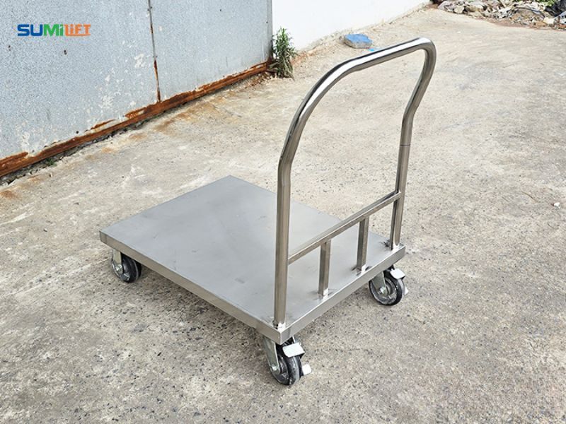Xe đẩy hàng inox 201 giúp doanh nghiệp muốn tối ưu chi phí đầu tư nhưng vẫn đảm bảo độ bền