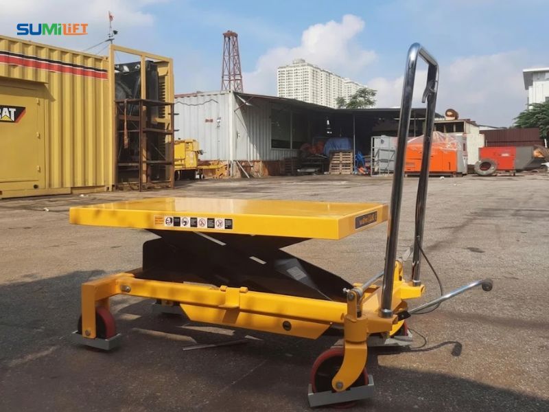 Xe nâng mặt bàn 1000kg là giải pháp phù hợp cho các doanh nghiệp thường xuyên nâng hạ máy móc, khuôn mẫu và hàng hóa có tải trọng lớn.