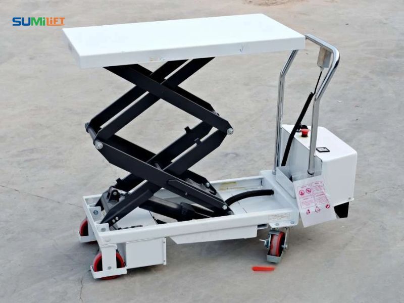 Xe nâng mặt bàn điện 500kg có chi phí đầu tư cao hơn nhưng giúp tiết kiệm thời gian.