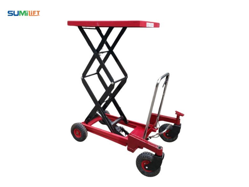 Nhờ khả năng vượt địa hình tốt, xe nâng mặt bàn địa hình 500kg đảm bảo quá trình nâng hạ diễn ra an toàn ngay cả trong điều kiện làm việc ngoài trời.
