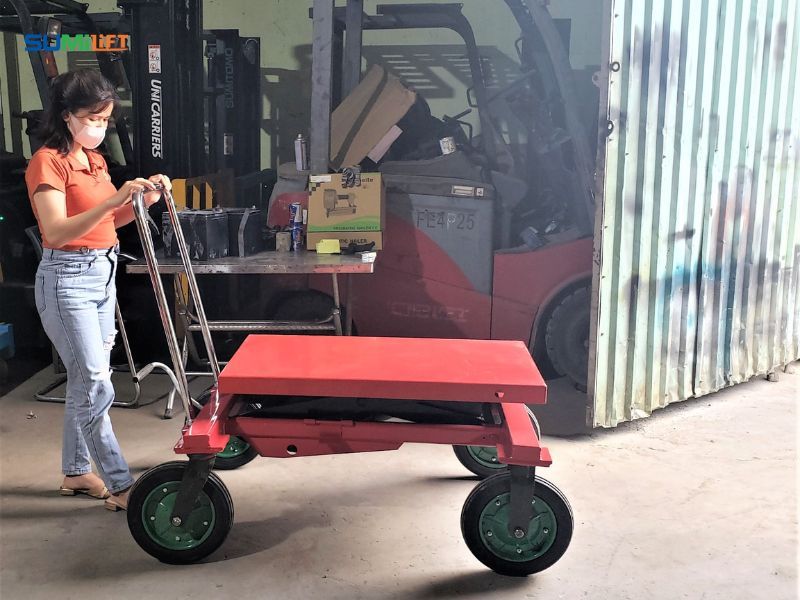 Xe Nâng Mặt Bàn Địa Hình Bánh To - Giải Pháp Cho Nhiều Loại Địa Hình 1 Xe nâng mặt bàn địa hình bánh to vận chuyển hàng hóa trên nền sân bê tông