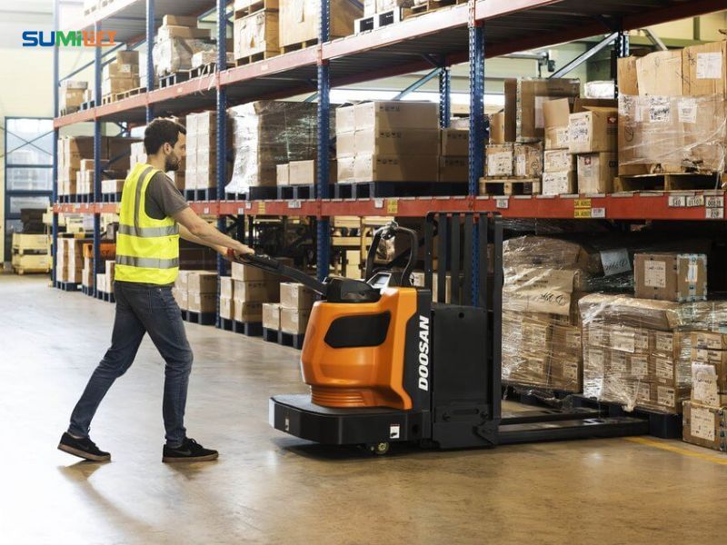 Đối với các kho sử dụng hệ thống giá kệ hoặc thường xuyên bốc xếp hàng lên xe tải, đầu tư xe nâng tay cao sẽ giúp nâng cao năng suất và giảm đáng kể sức lao động.