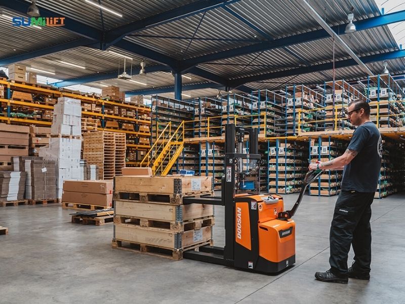 Xe nâng tay tải trọng 1 tấn sử dụng trong kho vận và nhà máy
