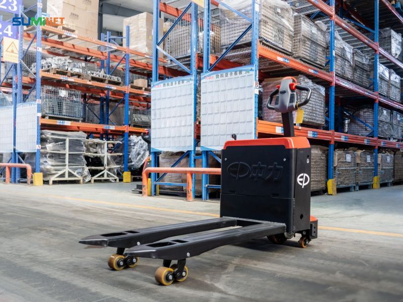 Xe nâng tay tải trọng 2 tấn vận chuyển pallet tại khu vực xuất nhập hàng trong kho