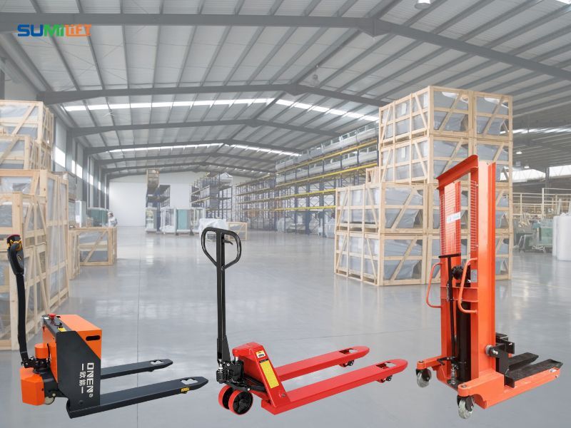 Xe nâng tay tải trọng 3 tấn vận chuyển pallet hàng hóa trong kho logistics hiện đại