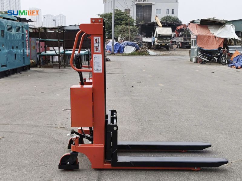 Dòng xe nâng tay cao chạy điện mang lại trải nghiệm vận hành nhẹ nhàng hơn.