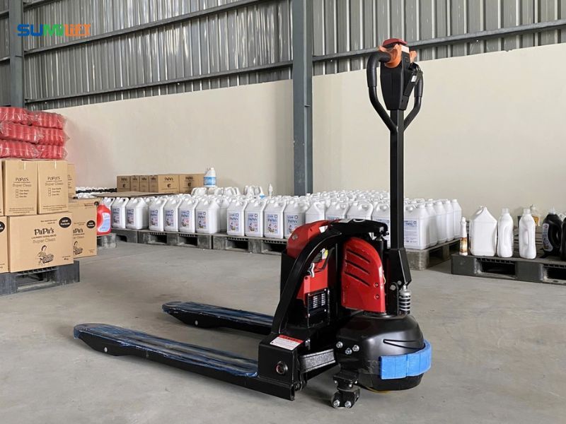 Xe nâng tay chạy điện – Giải pháp nâng hạ hiện đại giúp tối ưu năng suất kho hàng