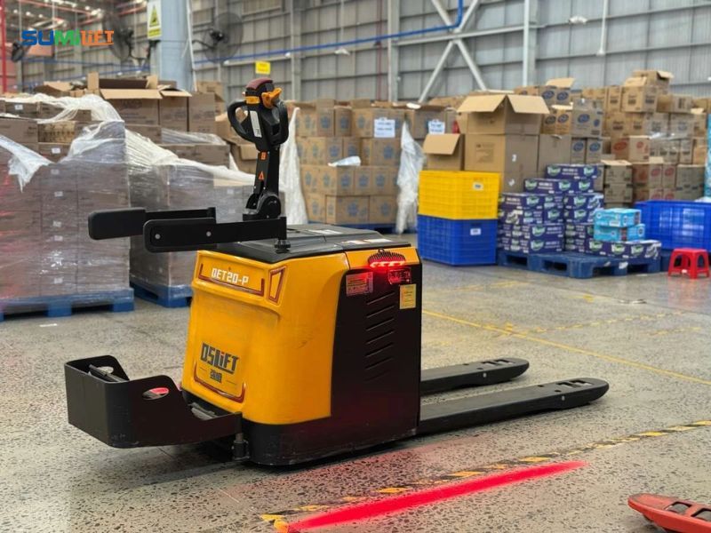 Xe nâng tay chạy điện - sự lựa chọn hàng đầu cho doanh nghiệp vận hành kho bãi